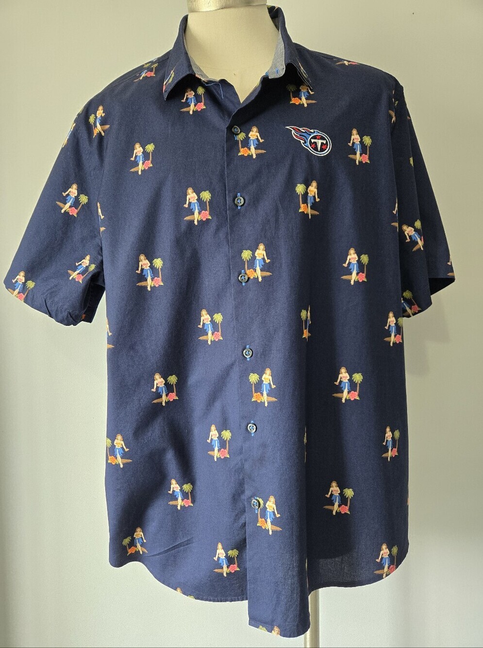 Tommy Bahama NFL Tennessee Titans Navy Hula Oasis Woven Button-Up Shirt. XXL